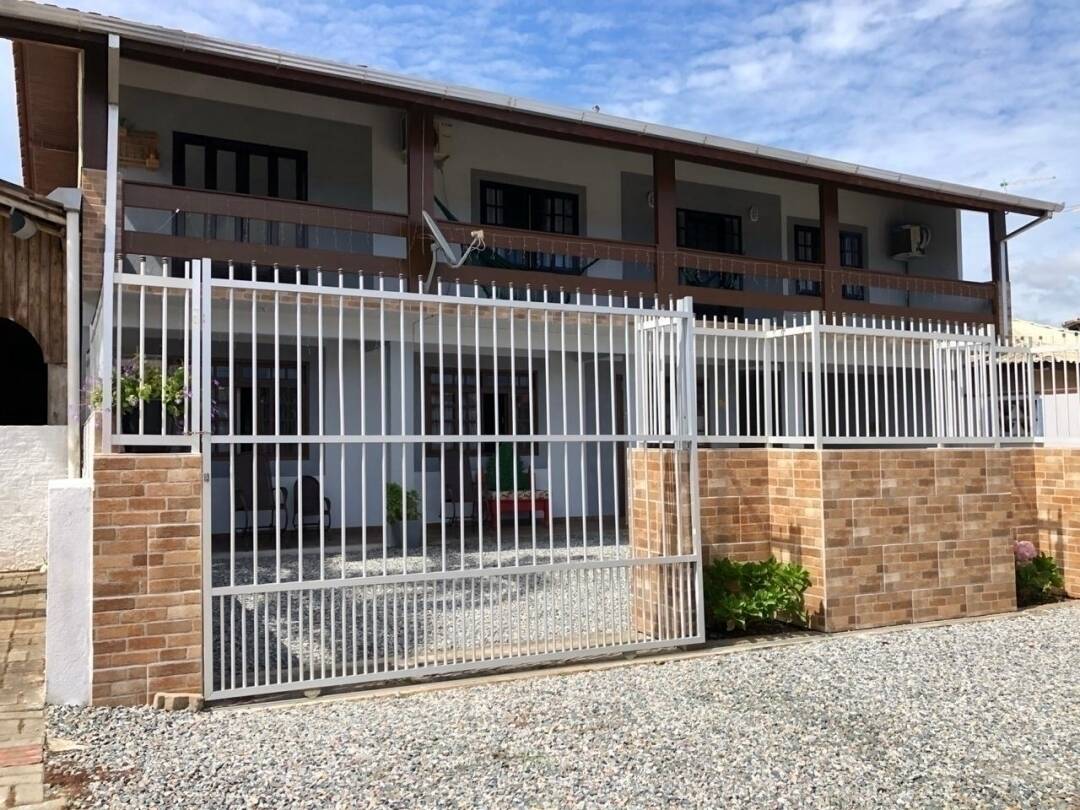 Sobrado à venda com 6 quartos, 220m² - Foto 1